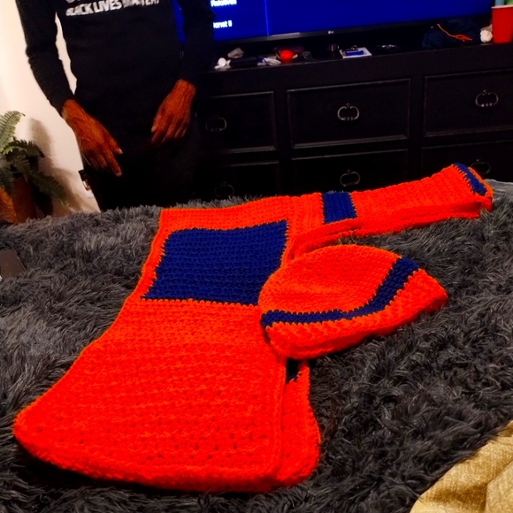 scarf with pockets and a winter hat - Picture 1 of 1